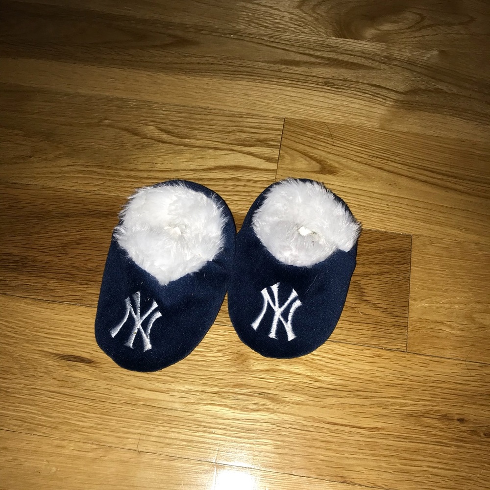 Yankee toddler slippers Size XL